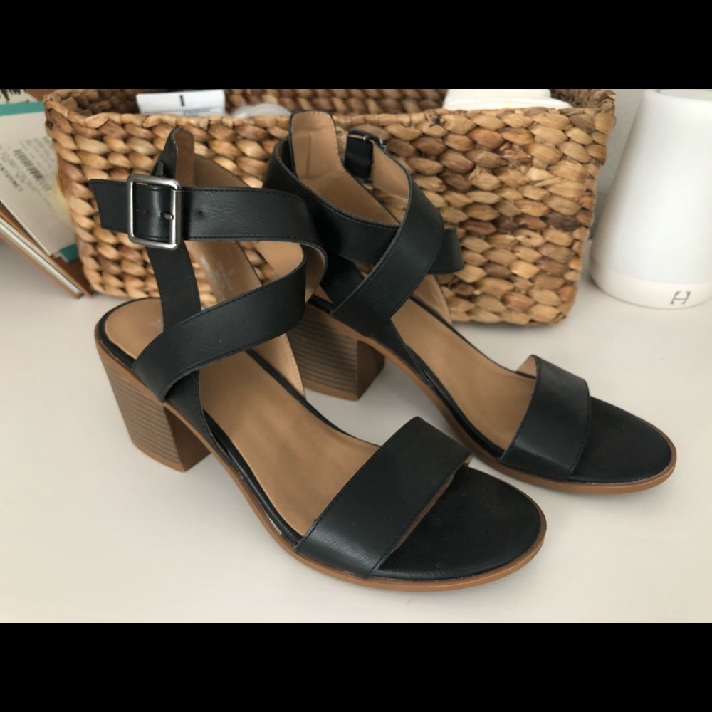 Sandals with block heel